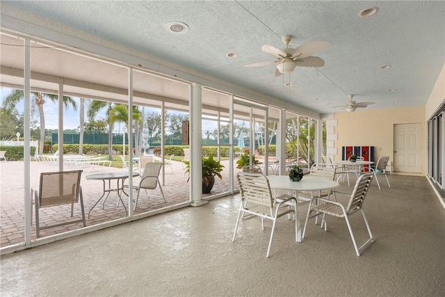 sunroom with ceiling fan