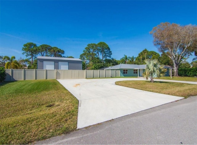 single story home featuring a front lawn