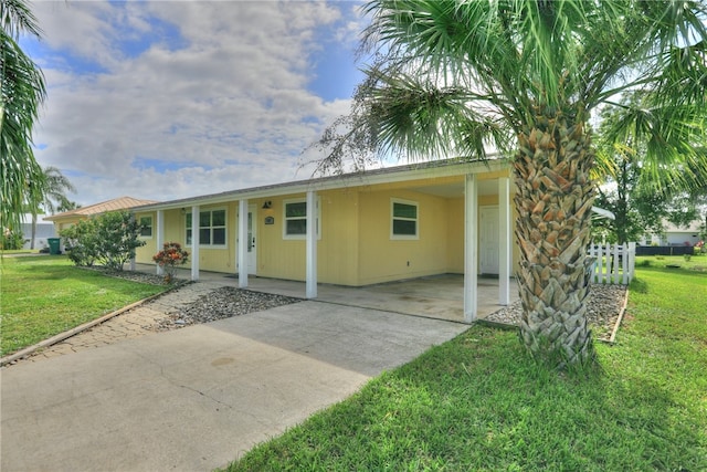 view of front of home featuring a front lawn and a carport