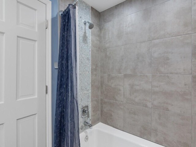 133 E Park Shores Cir Unit 8E, Vero Beach, FL 32963 - bathroom with shower / bath combination with curtain
