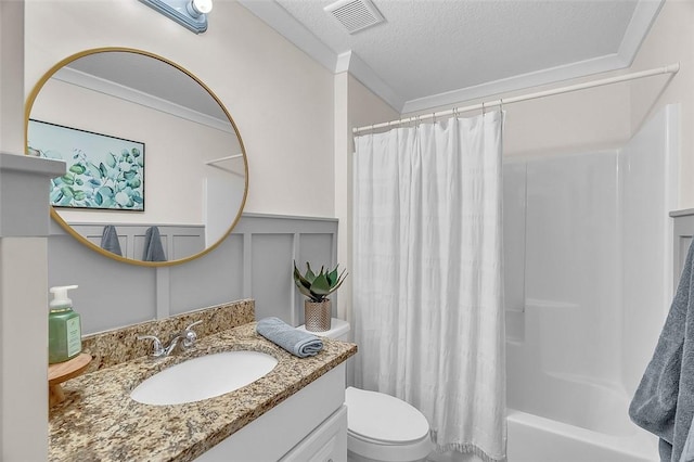 1360 18th Ave SW, Vero Beach, FL 32962 - full bath featuring vanity, toilet, shower / tub combo with curtain, a decorative wall, and a wainscoted wall