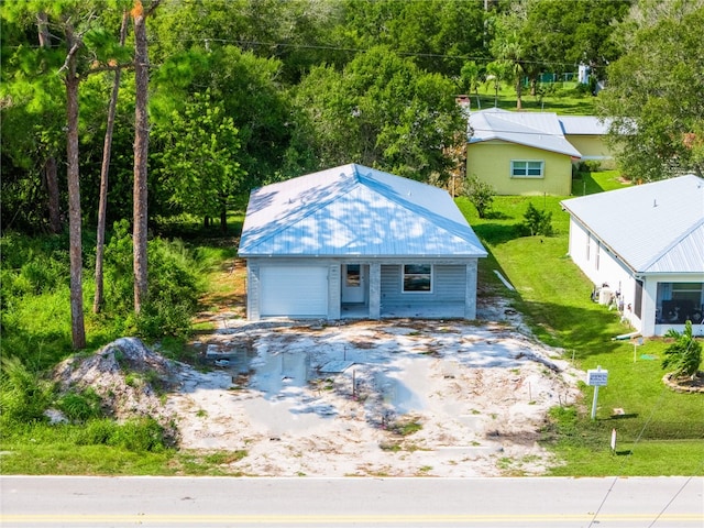 view of front facade with a garage and a front yard