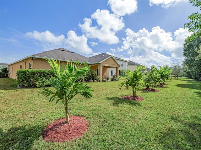 view of front of property featuring a front lawn