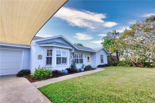 single story home with a front yard