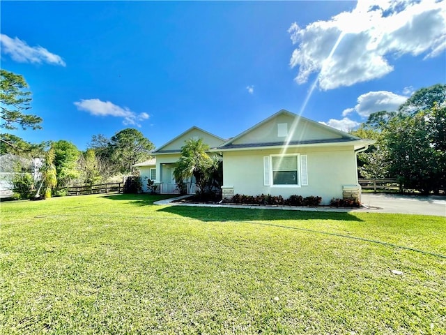 view of front facade featuring a front lawn