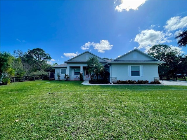 view of front of house featuring a front lawn