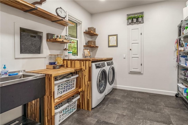 washroom with laundry area, baseboards, and independent washer and dryer