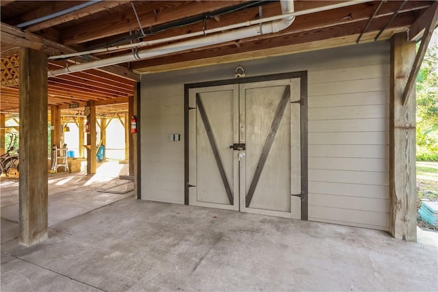 view of outdoor structure with an outbuilding