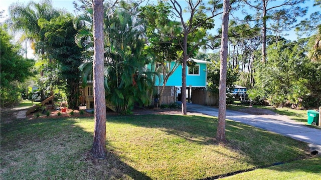 view of yard featuring driveway