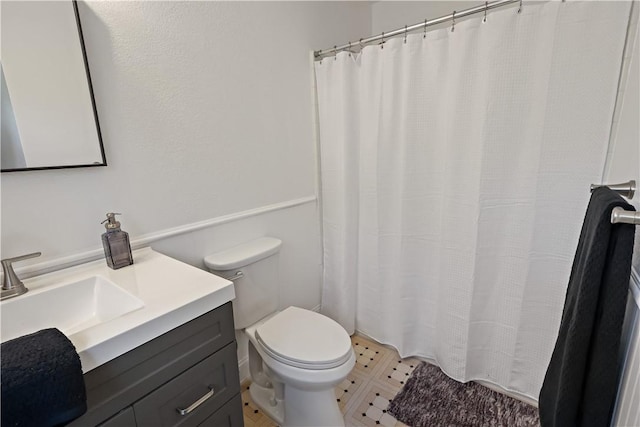 full bathroom featuring vanity, curtained shower, and toilet