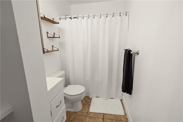 full bath featuring tile patterned flooring, toilet, vanity, and a shower with curtain