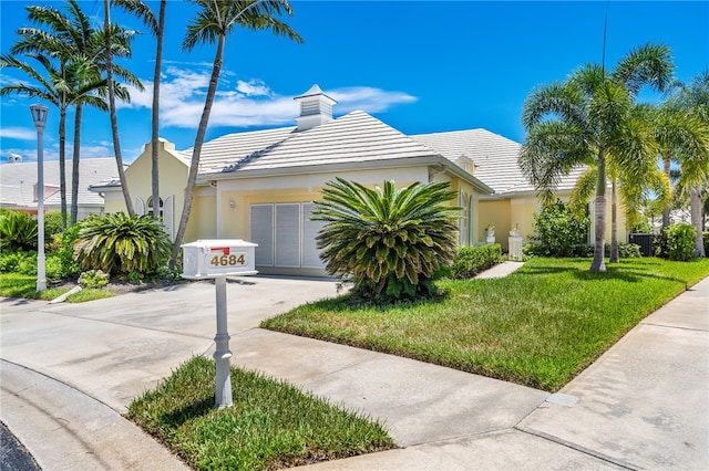 view of front facade featuring a front lawn and a garage