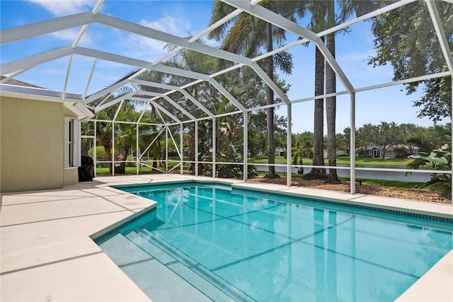 728 S Ocracoke Sq SW, Vero Beach, FL 32968 - swimming pool with a patio and glass enclosure