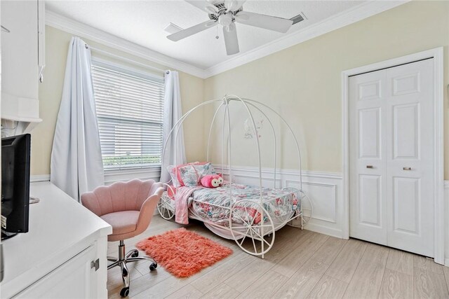 728 S Ocracoke Sq SW, Vero Beach, FL 32968 - bedroom with light wood-style floors, crown molding, a wainscoted wall, and a ceiling fan