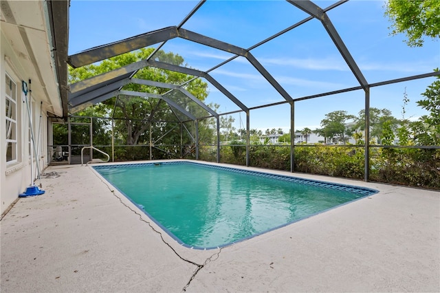 28 Sea Gull Ave, Vero Beach, FL 32960 - outdoor pool with a patio area and glass enclosure