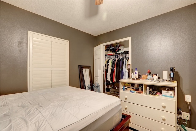 bedroom featuring a closet, a textured ceiling, and ceiling fan