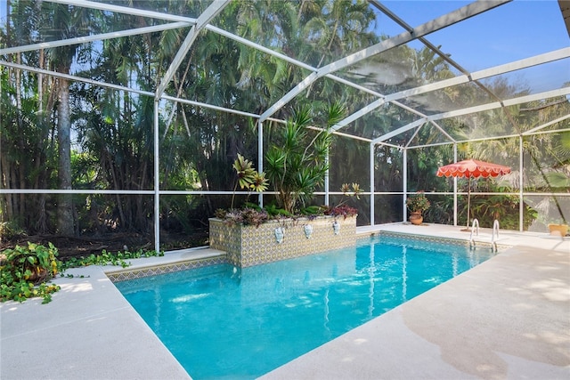 839 Island Club Sq, Vero Beach, FL 32963 - swimming pool featuring a patio and glass enclosure