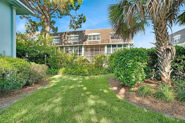 1901 Indian River Blvd Unit 202D, Vero Beach, FL 32960 - view of grassy yard