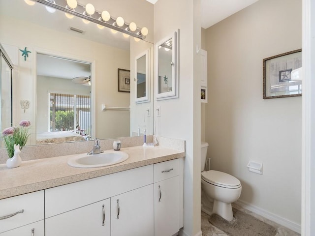 full bath featuring vanity, toilet, a ceiling fan, and baseboards