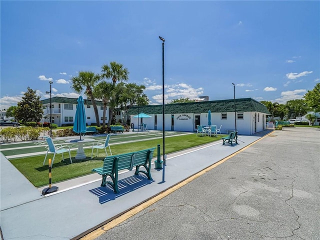 2800 Indian River Blvd Unit 10R, Vero Beach, FL 32960 - surrounding community featuring a lawn