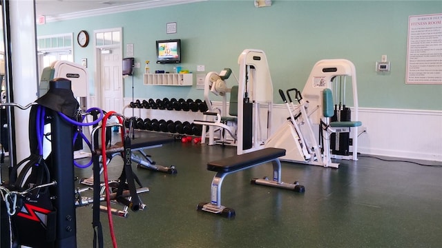 workout area with crown molding