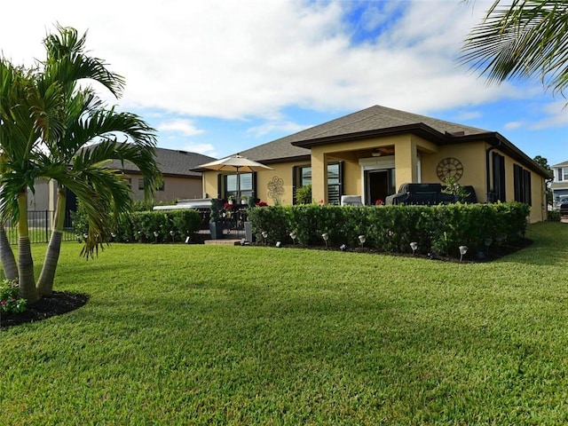 view of front facade with a front yard