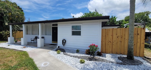 view of front of property
