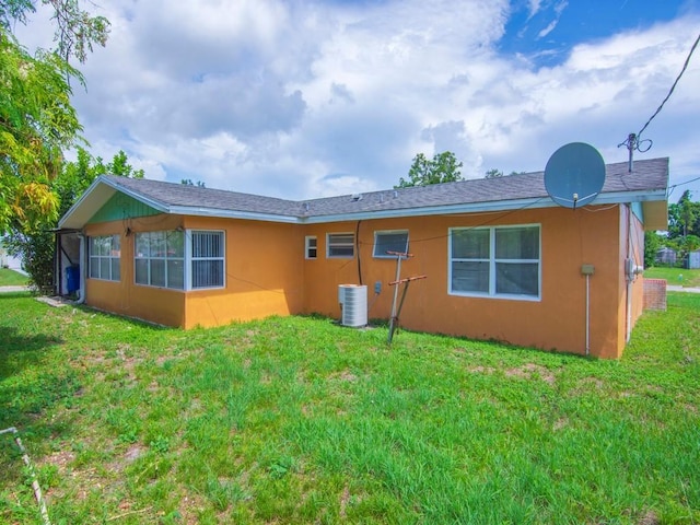 663 20th Pl SW, Vero Beach, FL 32962 - back of house featuring stucco siding and a lawn