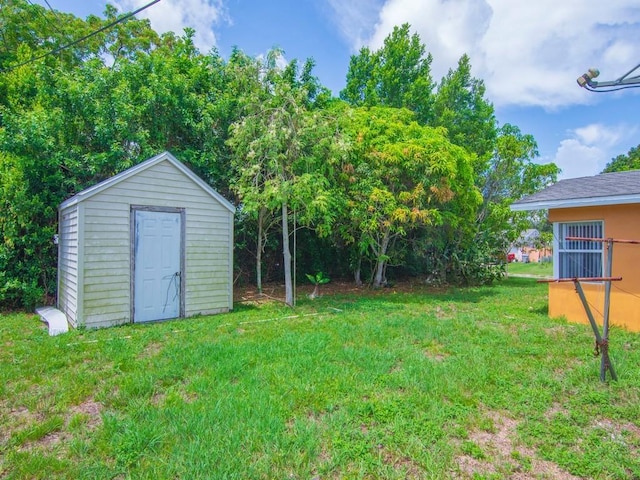663 20th Pl SW, Vero Beach, FL 32962 - view of grassy yard featuring a shed