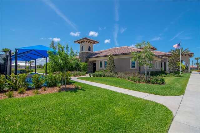 view of front of home featuring a front yard