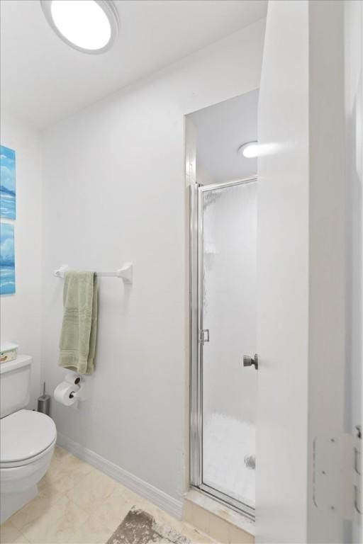 full bathroom featuring baseboards, toilet, and a stall shower