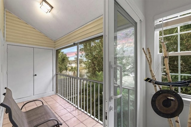 sunroom with lofted ceiling