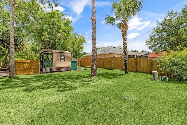 view of yard featuring a fenced backyard and an outbuilding