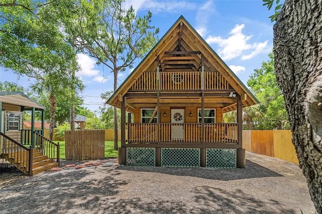 view of front facade with covered porch and fence