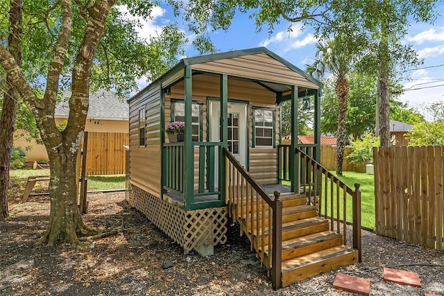 view of outdoor structure featuring fence and an outdoor structure