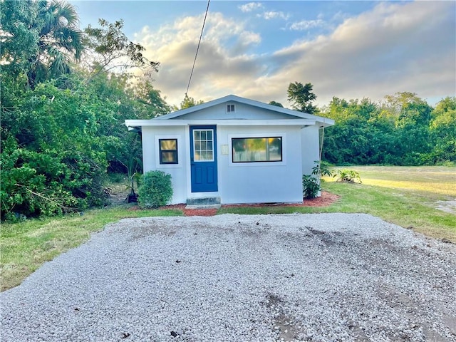 view of front of house featuring a yard