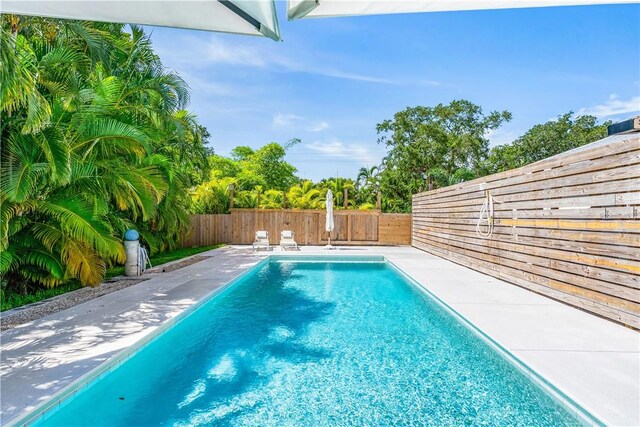 649 E Causeway Blvd, Vero Beach, FL 32963 - view of swimming pool featuring a fenced backyard