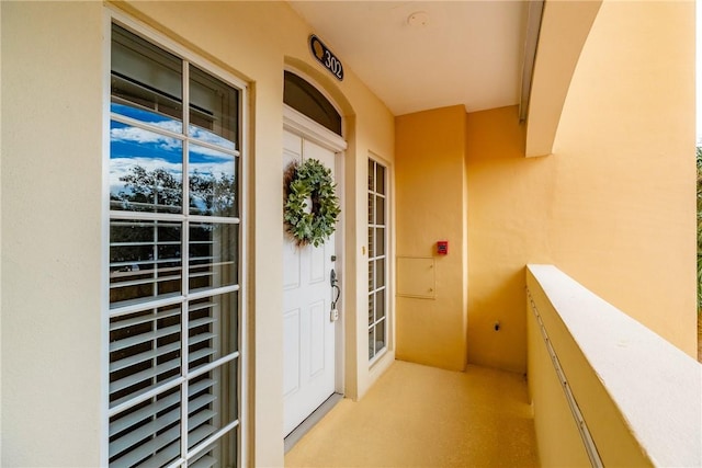 property entrance featuring a balcony