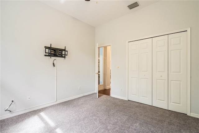 unfurnished bedroom with carpet flooring and a closet