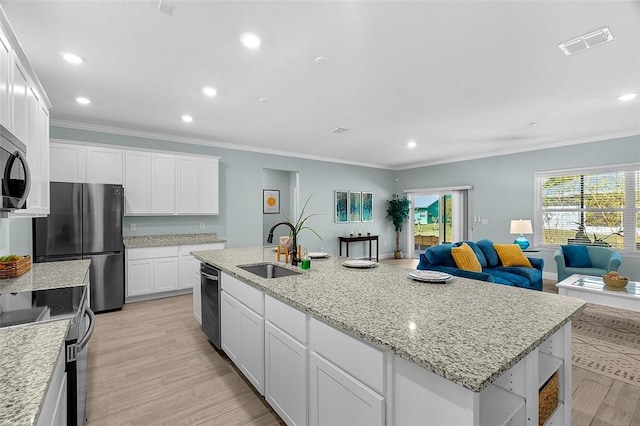 8645 95th Ave, Vero Beach, FL 32967 - kitchen featuring a sink, stainless steel appliances, crown molding, a kitchen island with sink, and recessed lighting