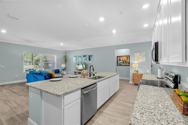 8645 95th Ave, Vero Beach, FL 32967 - kitchen with appliances with stainless steel finishes, a sink, an island with sink, open floor plan, and light wood-style flooring