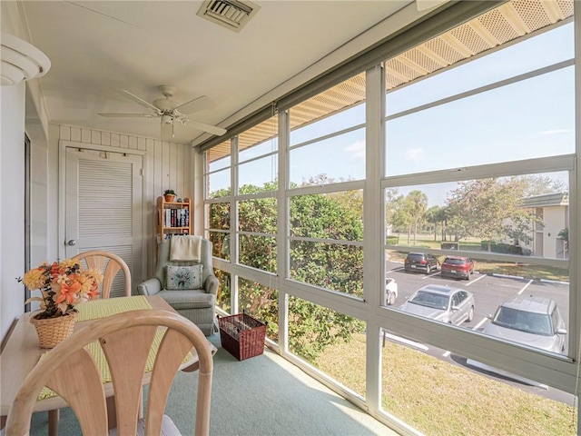 sunroom with ceiling fan