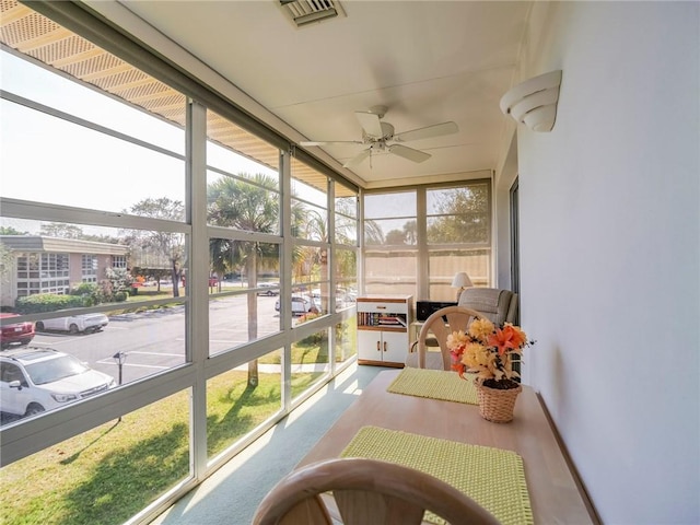 sunroom with ceiling fan