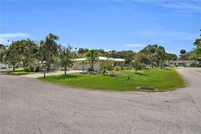 505 19th St, Vero Beach, FL 32960 - view of front facade featuring driveway and a front yard