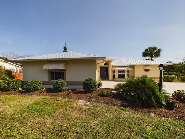 view of front of home featuring a front yard