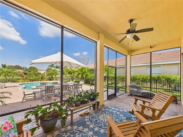 sunroom with ceiling fan