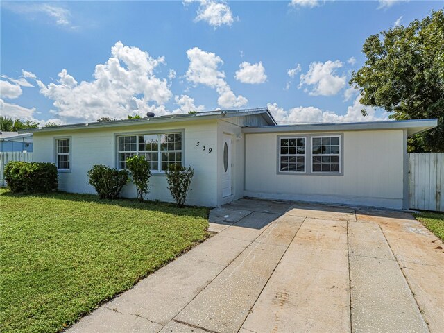 single story home with a front yard