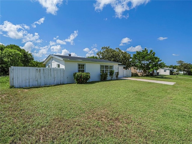 339 6th Ave SW, Vero Beach, FL 32962 - view of front facade with driveway and stucco siding