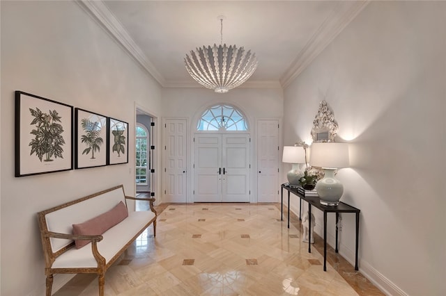 foyer featuring a notable chandelier and crown molding