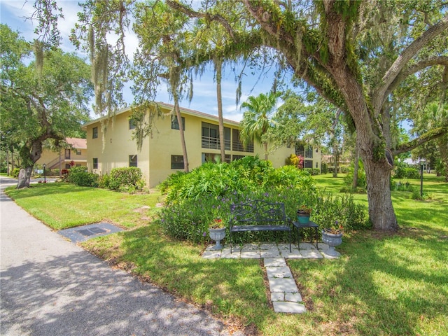 view of front of property with a front lawn